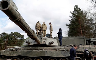 Tổng tham mưu trưởng nói quân Anh 'yếu đi' vì gửi xe tăng cho Ukraine