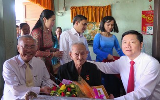 Bí thư Đinh La Thăng trao huy hiệu 70 năm tuổi Đảng ở Hóc Môn