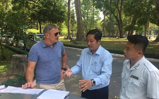 Bất ngờ bị kiểm tra, hướng dẫn viên ‘lặn mất tăm’, để khách nước ngoài bơ vơ