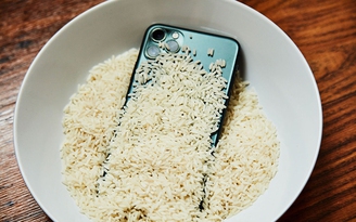 Có nên đặt điện thoại vào gạo để hút ẩm?