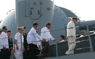 Tổng thống Philippines tham quan tàu chiến Nga