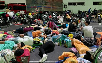 Người dân về quê Tây nguyên ngủ lề đường ở Bình Dương chờ qua chốt