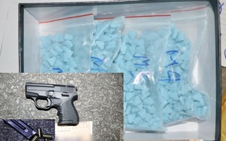 Bình Dương: Nổ súng bắt 2 nghi phạm vận chuyển ma túy, mang theo súng quân dụng