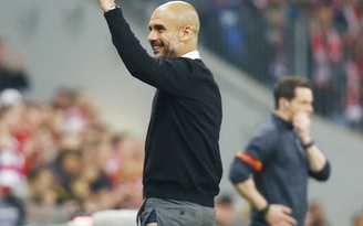 Bayern thắng lớn, HLV Guardiola... rách quần