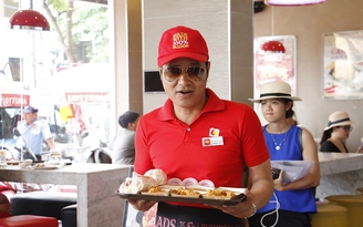 Danh thủ Hồng Sơn chuyển nghề làm nhân viên phục vụ gà rán?
