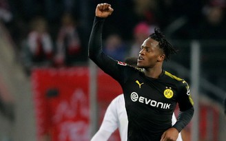 Tân binh Batshuayi lập cú đúp, Dortmund tìm được chiến thắng đầu