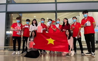 ĐTQG Liên Quân Mobile Việt Nam vừa xuống sân bay, các fan đã nô nức đón chào