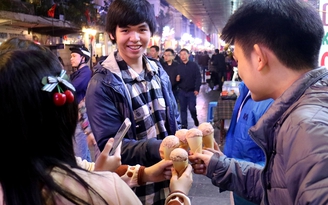 Người Hà Nội đón giao thừa bằng... kem