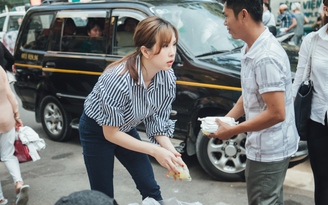 Hoa hậu Thu Hoài, Rocker Nguyễn đứng vỉa hè phát cơm từ thiện