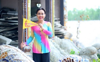 Việt Hương thăm 8 cảnh chùa cùng 350 phật tử