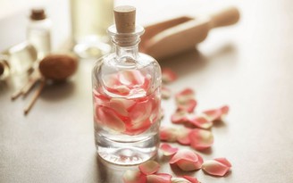Những ứng dụng tuyệt vời của tinh chất nước hoa hồng