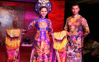 Áo cưới đính 1 triệu viên kim cương, đá quý và pha lê