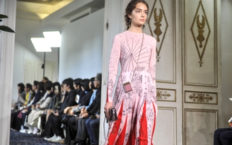Vẻ đẹp lãng mạn trong bộ sưu tập mới của Valentino