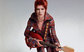 David Bowie - Ông hoàng của thời trang phi giới tính
