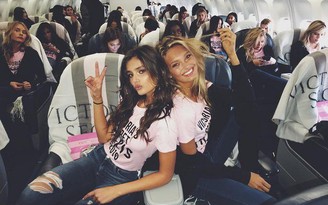 Dàn siêu mẫu Victoria’s Secret sang Paris bằng phi cơ riêng