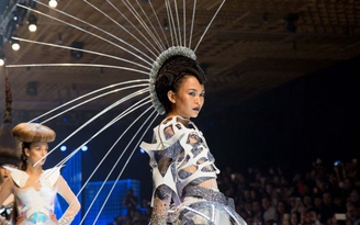 Mâu Thủy mang bộ tóc nặng 15kg lên sàn catwalk