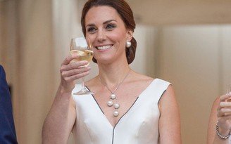 Thời trang thanh lịch của Kate Middleton cùng chiếc đầm trắng