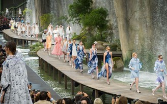 Cận cảnh về buổi diễn Chanel Spring 2018