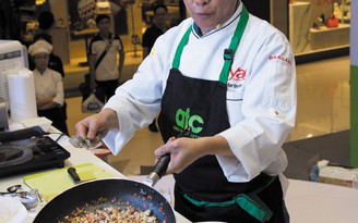 Martin Yan sang Việt Nam chấm thi và quảng bá chương trình mới