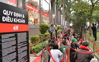 Hàng ngàn người xếp hàng rồng rắn chờ H&M khai trương