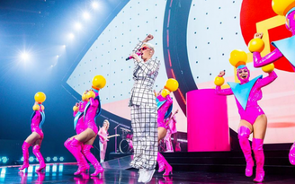 Katy Perry diện ba thiết kế của Công Trí trong tour diễn