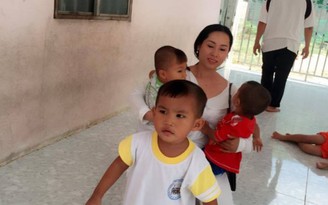 Hoa hậu Hạnh Lê tặng quà Trung thu cho trẻ em mồ côi