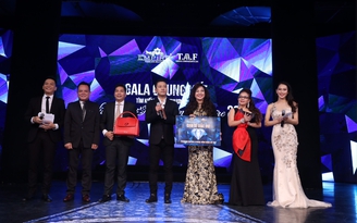Tuấn Hưng đấu giá nhẫn kim cương ủng hộ đồng bào vùng lũ