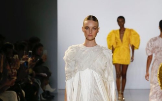 Biểu tượng thời trang TG Caroline Trentini mở màn show của Công Trí