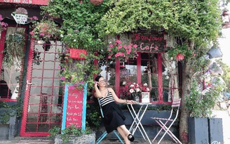 Hạnh Kimmy lạc bước ở Bonjour Cafe The Art...