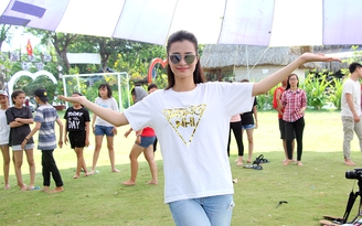 Đông Nhi cõng fan dự sinh nhật muộn