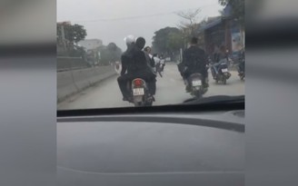 Truy tìm nhóm lái xe bằng chân, đánh võng trên quốc lộ 1A Truy tìm nhóm lái xe bằng chân, đánh võng trên quốc lộ 1A