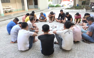 Phá ổ bạc nửa đêm kéo nhau ra biên giới lắc tài xỉu Phá ổ bạc nửa đêm kéo nhau ra biên giới lắc tài xỉu
