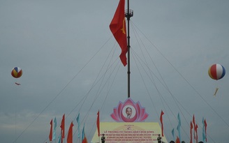 Thượng cờ “thống nhất non sông” và diễu binh ở đôi bờ Hiền Lương - Bến Hải Thượng cờ “thống nhất non sông” và diễu binh ở đôi bờ Hiền Lương - Bến Hải