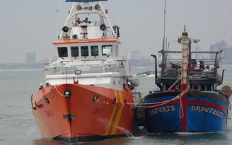 Cứu 13 ngư dân kiệt sức trên tàu cá trôi dạt vô định gần bão Nalgea Cứu 13 ngư dân kiệt sức trên tàu cá trôi dạt vô định gần bão Nalgea