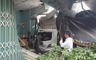 Xe tải mất lái, tông sập tường salon làm tóc tại Bình Phước