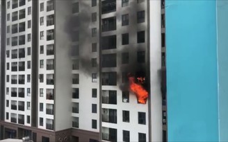 Hoảng loạn tháo chạy vì cháy căn hộ chung cư ở quận 6 Hoảng loạn tháo chạy vì cháy căn hộ chung cư ở quận 6