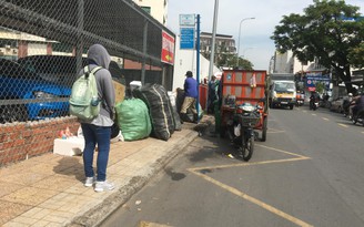 Trạm xe buýt thành nơi phân loại rác