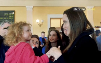 Xem Angelina Jolie đến thăm trẻ em sơ tán ở Ukraine