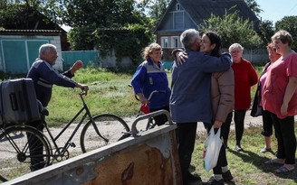 Người dân Ukraine vui mừng trở về nhà sau khi quân Nga rút khỏi Kharkiv