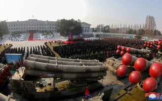 Triều Tiên giới thiệu hỏa tiễn khổng lồ, ông Kim Jong-un muốn có tên lửa đạn đạo liên lục địa mới