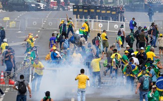 Dẹp xong bạo loạn, cảnh sát, quân nhân Brazil dỡ lán trại của người ủng hộ cựu tổng thống