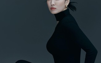Song Hye Kyo biến hình với tóc ngắn, đội vương miện chuẩn thần thái Hoa hậu
