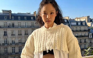 “Thánh tạo trend” Jennie BlackPink lại gây sốt với áo len crop top rách tua rua