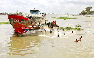 Chìm ghe chở 90 tấn xi măng trên sông Cổ Chiên