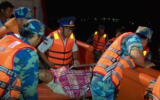 Vùng Cảnh sát biển 4 liên tục cứu hộ ngư dân, tàu gặp nạn trên biển