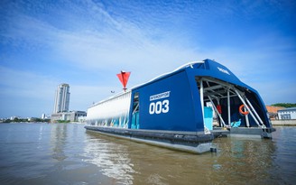 “Du thuyền” thu gom rác tự động trên sông, chạy bằng điện mặt trời ở Cần Thơ