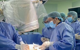 Hỗ trợ kiến thức cho 36 bác sĩ ĐBSCL về phẫu thuật cột sống ít xâm lấn