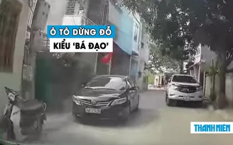 Tài xế ‘bó tay’ vì 2 ô tô đỗ ngang ngược trên phố