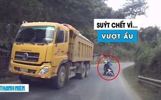 ‘Hú hồn’ xe máy vượt ẩu tại cua khuất, thoát chết trong gang tấc