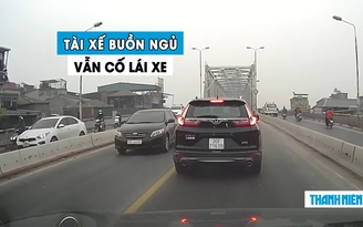 Tài xế buồn ngủ vẫn lái ô tô trên phố, nhiều người ‘sợ tái mặt’